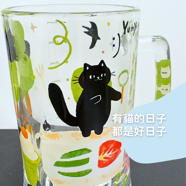 抗暑對策！《799元公益福袋》跟貓咪一起乾杯 有握把玻璃杯啤酒杯350ml X2 貓咪,插畫,貓插畫,玻璃,馬戲團,魔術,水杯,馬克杯,量杯,保鮮盒,啤酒,飲料,甜點,野餐,