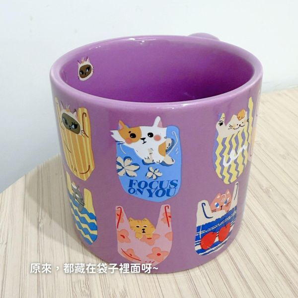 《699元公益福袋》日系獨特貓咪姿態陶瓷大馬克杯400ml (黑花貓貓/紫袋貓貓) 貓插圖,貓咪,貓掌,貓生活,日系,陶瓷,馬克杯,花朵,袋子
