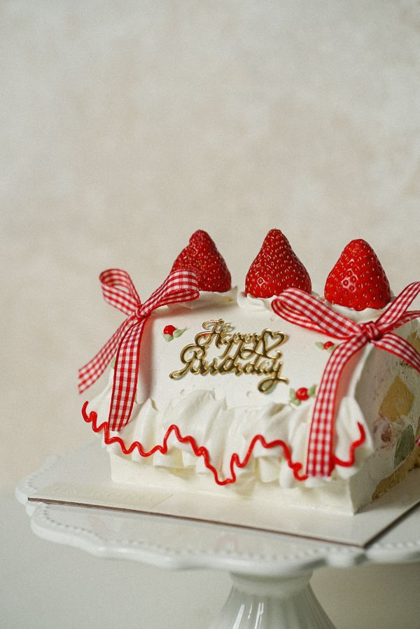 草莓舞曲捲捲 草莓蛋糕捲, 生日蛋糕, 造型蛋糕捲, 蝴蝶結蛋糕, 網美甜點, 慶生蛋糕, 紅格紋, 台北自取, 板橋自取, 桃園自取, uniwawa