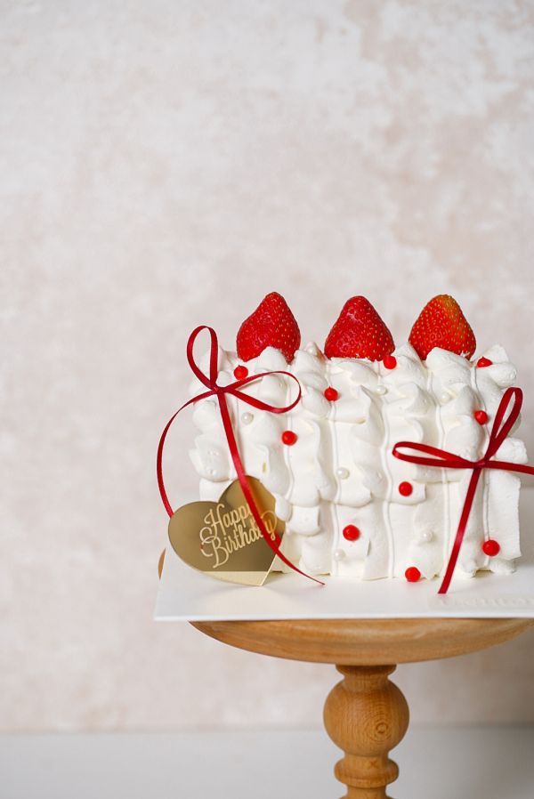 草莓蕾絲捲捲 草莓蛋糕捲, 蕾絲蛋糕, 珍珠蛋糕, 生日蛋糕, 復古蛋糕, 網美甜點, 法式甜點, 台北自取, 板橋自取, 桃園自取, uniwawa