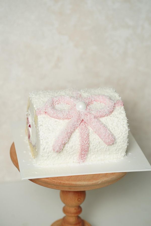 粉色絨毛捲捲 粉色蛋糕, 椰子絲蛋糕, 蝴蝶結蛋糕, 絨毛蛋糕捲, 甜點, 造型蛋糕捲, 椰香蛋糕, 台北自取, 板橋自取, 桃園自取, uniwawa