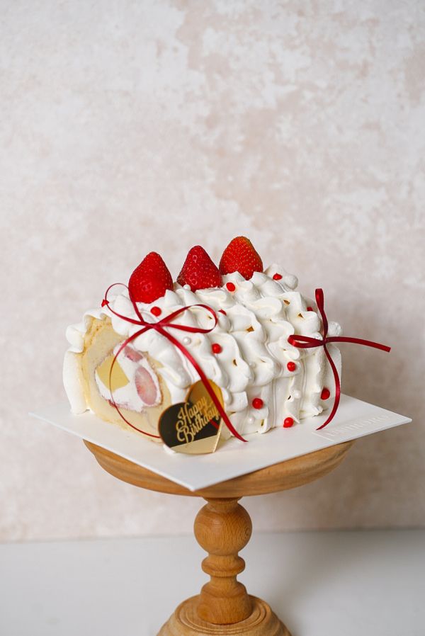 草莓蕾絲捲捲 草莓蛋糕捲, 蕾絲蛋糕, 珍珠蛋糕, 生日蛋糕, 復古蛋糕, 網美甜點, 法式甜點, 台北自取, 板橋自取, 桃園自取, uniwawa