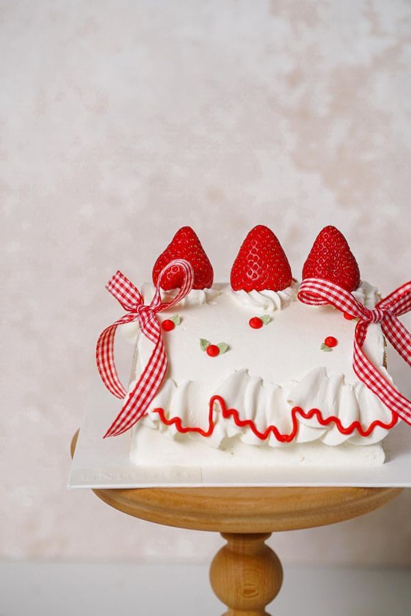 4月份停止供應 / 草莓舞曲捲捲 草莓蛋糕捲, 生日蛋糕, 造型蛋糕捲, 蝴蝶結蛋糕, 網美甜點, 慶生蛋糕, 紅格紋, 台北自取, 板橋自取, 桃園自取, uniwawa