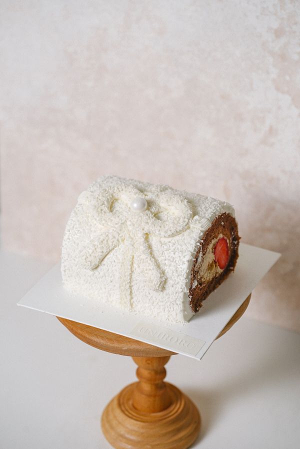 白色絨毛捲捲 白色蛋糕, 椰子絲蛋糕, 蝴蝶結蛋糕, 絨毛蛋糕捲, 純白甜點, 造型蛋糕捲, 椰香蛋糕, 台北自取, 板橋自取, 桃園自取, uniwawa