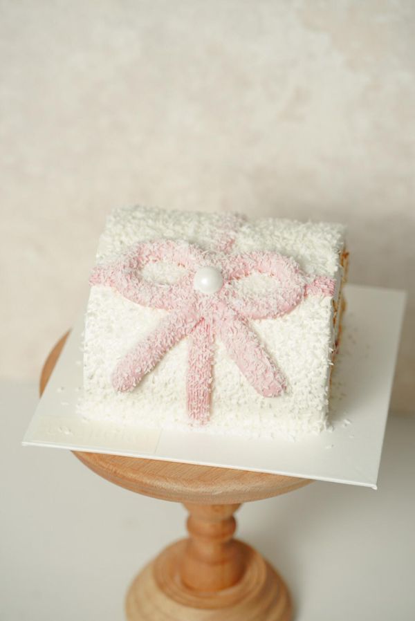 粉色絨毛捲捲 粉色蛋糕, 椰子絲蛋糕, 蝴蝶結蛋糕, 絨毛蛋糕捲, 甜點, 造型蛋糕捲, 椰香蛋糕, 台北自取, 板橋自取, 桃園自取, uniwawa