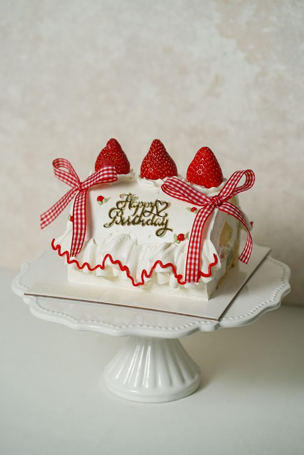 草莓舞曲捲捲 草莓蛋糕捲, 生日蛋糕, 造型蛋糕捲, 蝴蝶結蛋糕, 網美甜點, 慶生蛋糕, 紅格紋, 台北自取, 板橋自取, 桃園自取, uniwawa