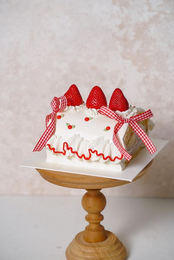 4月份停止供應 / 草莓舞曲捲捲 草莓蛋糕捲, 生日蛋糕, 造型蛋糕捲, 蝴蝶結蛋糕, 網美甜點, 慶生蛋糕, 紅格紋, 台北自取, 板橋自取, 桃園自取, uniwawa