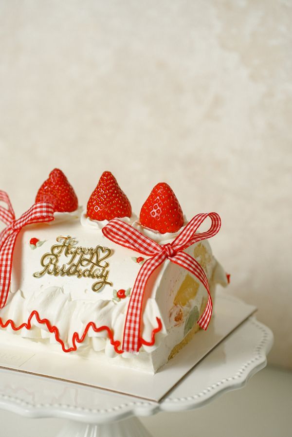 草莓舞曲捲捲 草莓蛋糕捲, 生日蛋糕, 造型蛋糕捲, 蝴蝶結蛋糕, 網美甜點, 慶生蛋糕, 紅格紋, 台北自取, 板橋自取, 桃園自取, uniwawa