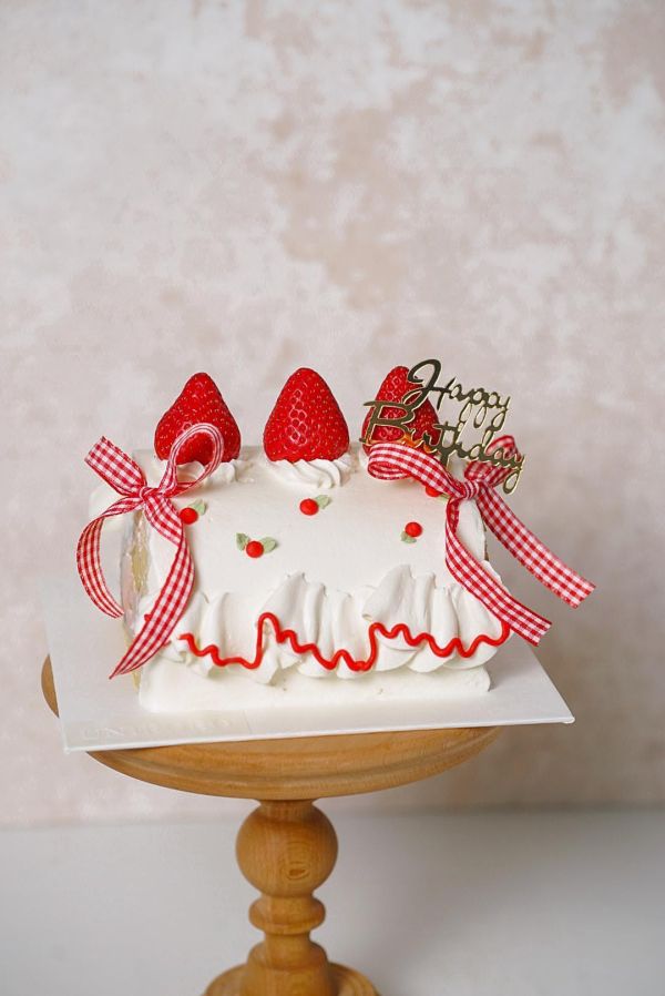 4月份停止供應 / 草莓舞曲捲捲 草莓蛋糕捲, 生日蛋糕, 造型蛋糕捲, 蝴蝶結蛋糕, 網美甜點, 慶生蛋糕, 紅格紋, 台北自取, 板橋自取, 桃園自取, uniwawa