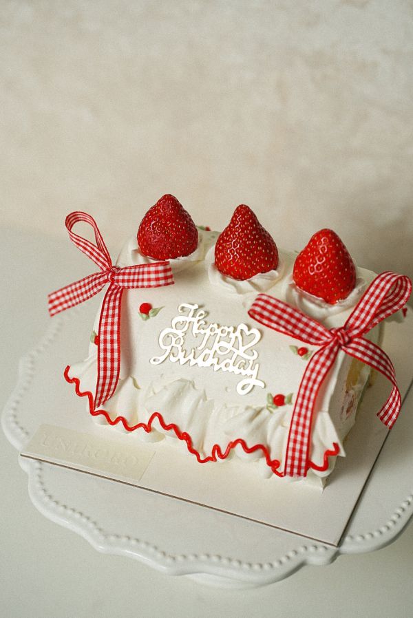 草莓舞曲捲捲 草莓蛋糕捲, 生日蛋糕, 造型蛋糕捲, 蝴蝶結蛋糕, 網美甜點, 慶生蛋糕, 紅格紋, 台北自取, 板橋自取, 桃園自取, uniwawa