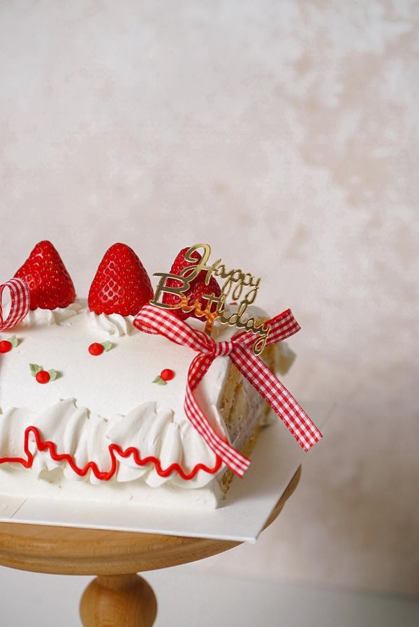 4月份停止供應 / 草莓舞曲捲捲 草莓蛋糕捲, 生日蛋糕, 造型蛋糕捲, 蝴蝶結蛋糕, 網美甜點, 慶生蛋糕, 紅格紋, 台北自取, 板橋自取, 桃園自取, uniwawa