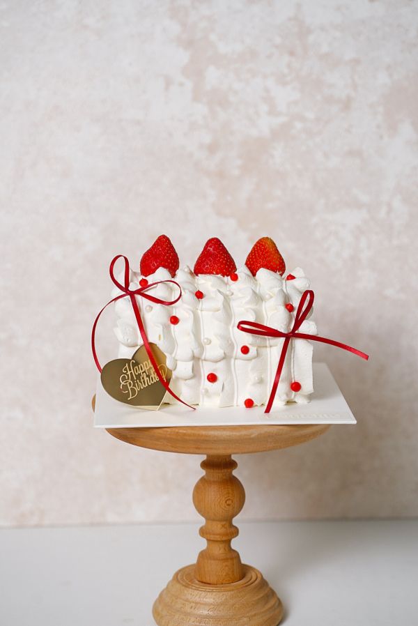 草莓蕾絲捲捲 草莓蛋糕捲, 蕾絲蛋糕, 珍珠蛋糕, 生日蛋糕, 復古蛋糕, 網美甜點, 法式甜點, 台北自取, 板橋自取, 桃園自取, uniwawa