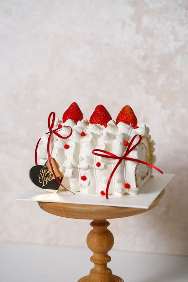 草莓蕾絲捲捲 草莓蛋糕捲, 蕾絲蛋糕, 珍珠蛋糕, 生日蛋糕, 復古蛋糕, 網美甜點, 法式甜點, 台北自取, 板橋自取, 桃園自取, uniwawa