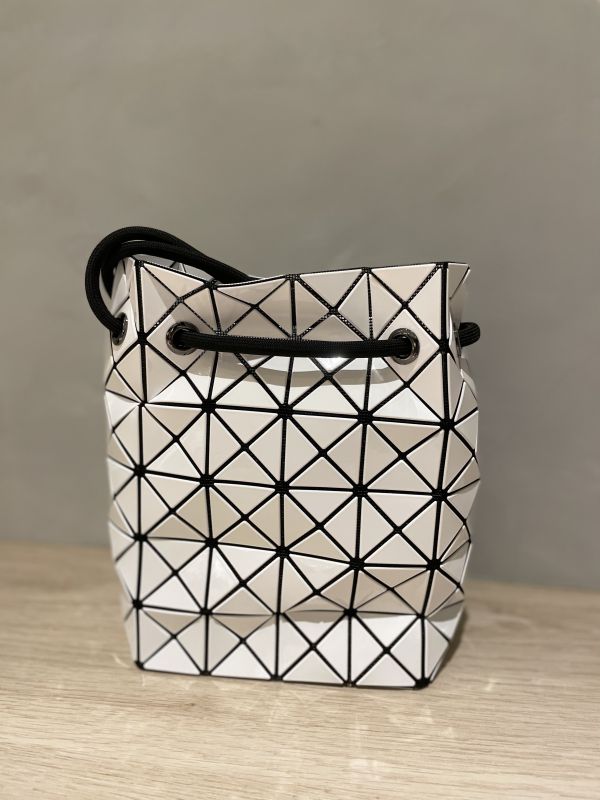 ISSEY MIYAKE 三宅一生 水桶包 白色 issey,miyake,三宅,一生,bao,水桶,包,日本,代購,背帶,抽繩,長夾,現貨