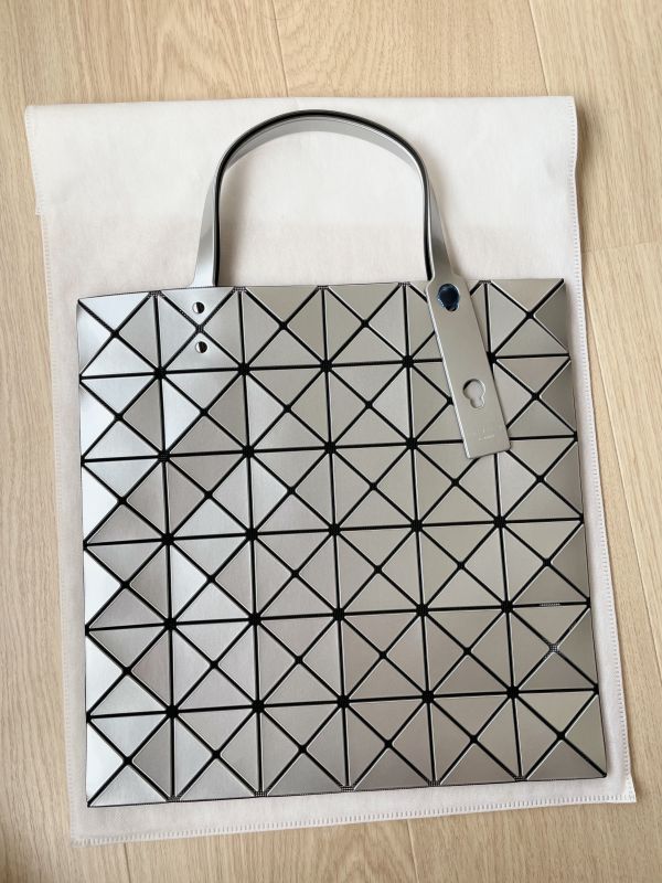 ISSEY MIYAKE 三宅一生 6x6托特包 銀色 issey,miyake,三宅,一生,6x6,6*6,6格,托特,亮面,銀,日本,代購,熱銷