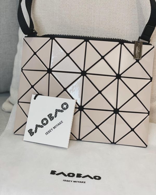 ISSEY MIYAKE 三宅一生 BAOBAO 3x4奶茶色斜背包 issey,miyake,三宅,baobao,3,x,4,斜背,日本,專櫃,代購,防塵,保證,卡,奶茶,米,杏,色