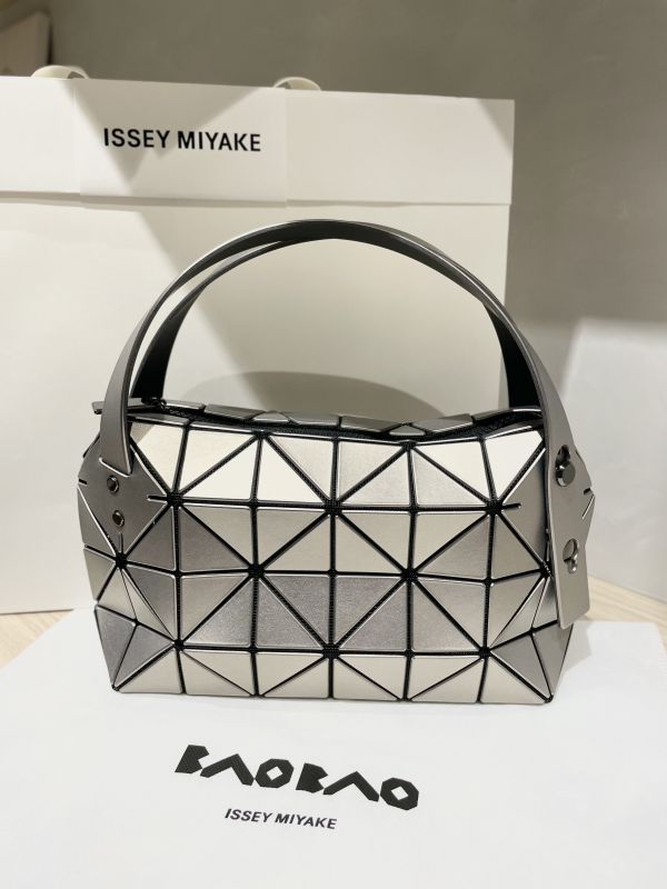 ISSEY MIYAKE 三宅一生 小波士頓包 霧面啞光銀 issey,miyake,三宅,一生,波士頓,boston,手提,腋下,霧面,啞光,銀,金屬,香檳,現貨