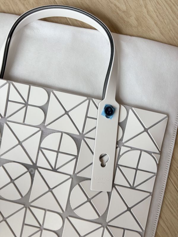 ISSEY MIYAKE 三宅一生 五月新款 霧面白 6x6 