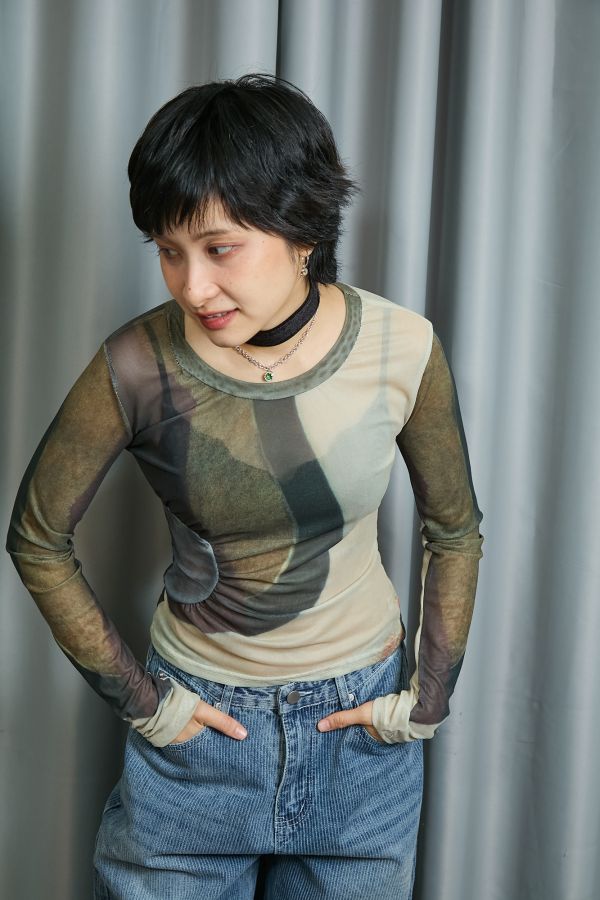 大地色系幾何切割塊狀渲染圓圈車縫圓領網紗上衣 