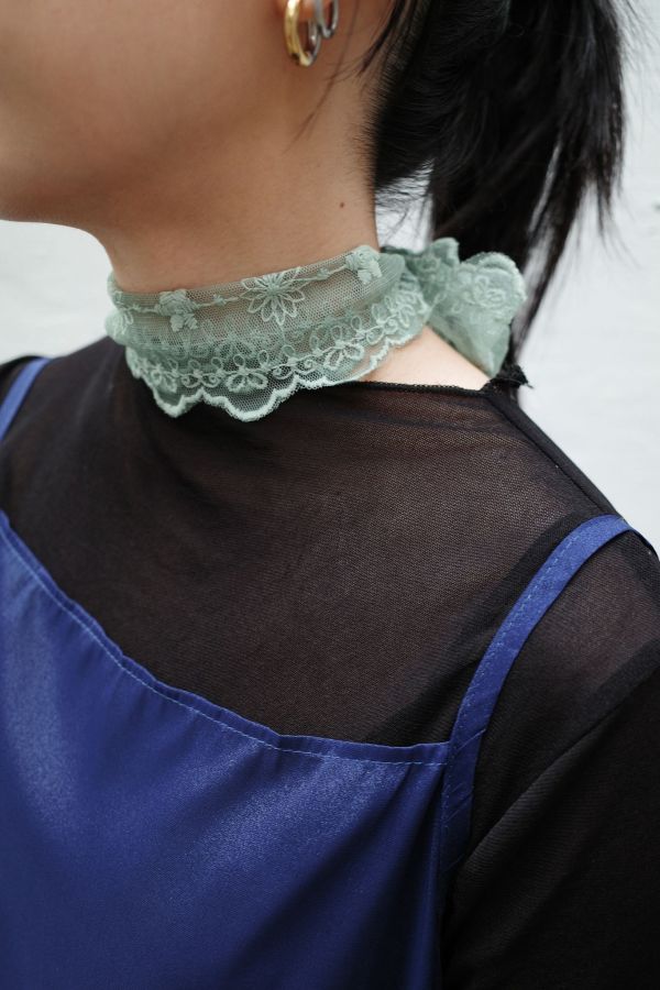 刺繡小花波浪滾邊透膚長絲巾(三色) 