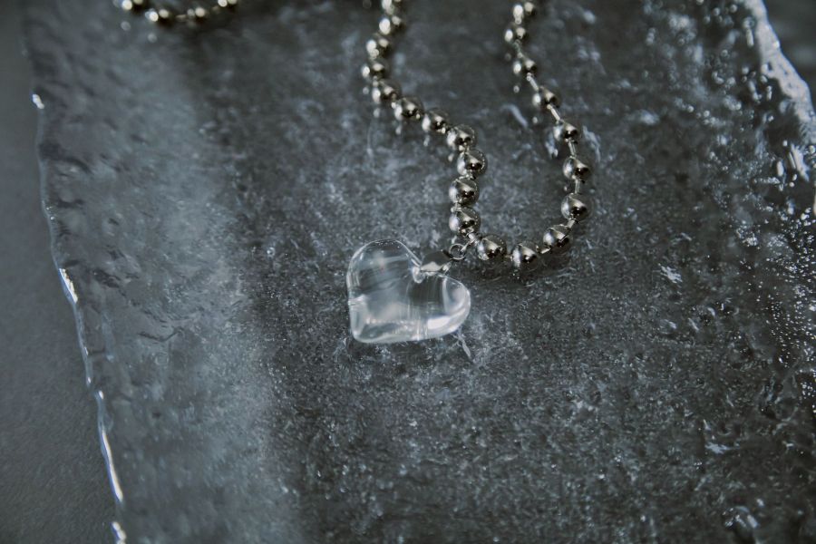 透明愛心吊墜圓球鋼珠短項鍊 