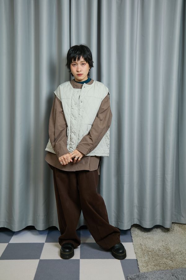 鋪棉菱格壓紋短版寬袖釦下抽繩調節保暖背心(卡其) 