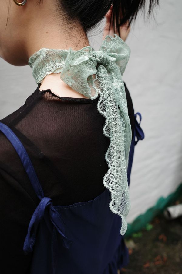 刺繡小花波浪滾邊透膚長絲巾(三色) 