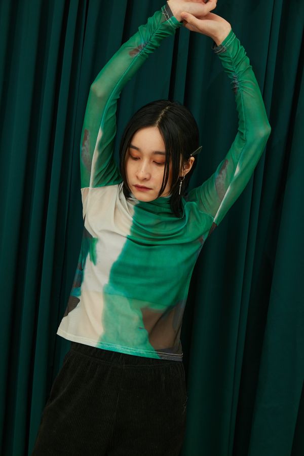 油彩不規則綠色色塊高領抽皺網紗 