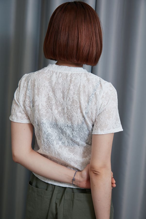 滿版小花花刺繡微透膚小圓領彈力短T(白色) 