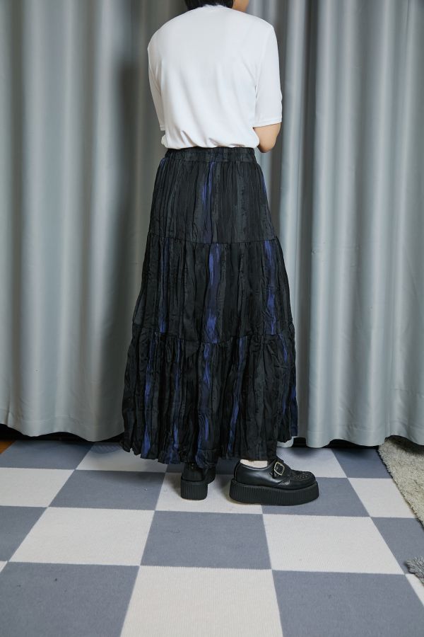 流水線條感變換色彩暈染揉皺感鬆緊9分長裙(黑色) 