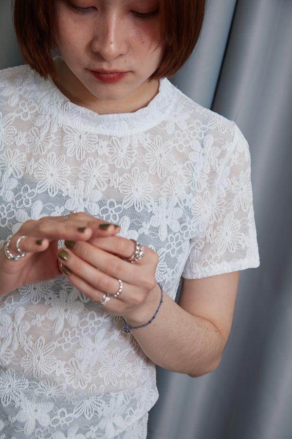 滿版小花花刺繡微透膚小圓領彈力短T(白色) 