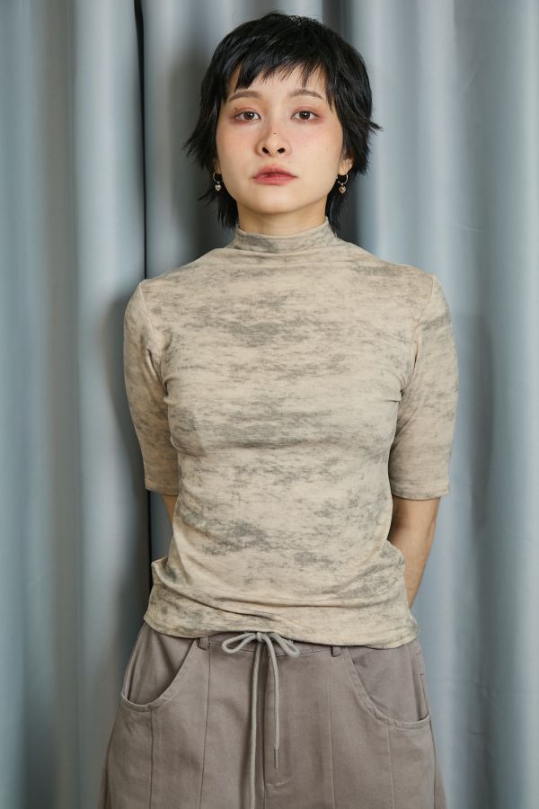 黑灰色水墨感渲染五分短袖微高領上衣(卡其) 