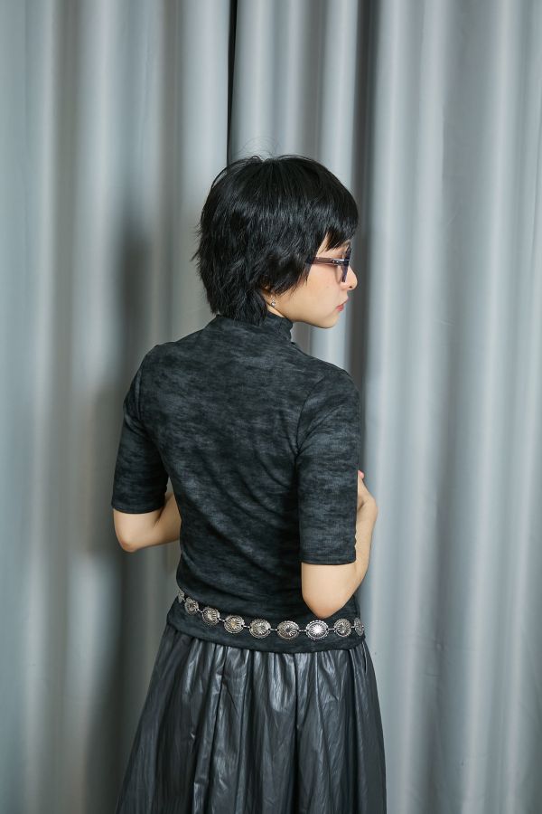 黑灰色水墨感渲染五分短袖微高領上衣(黑色) 