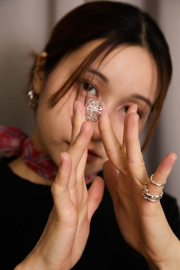 細線編織藤蔓銀色亮面簍空寬版戒指 