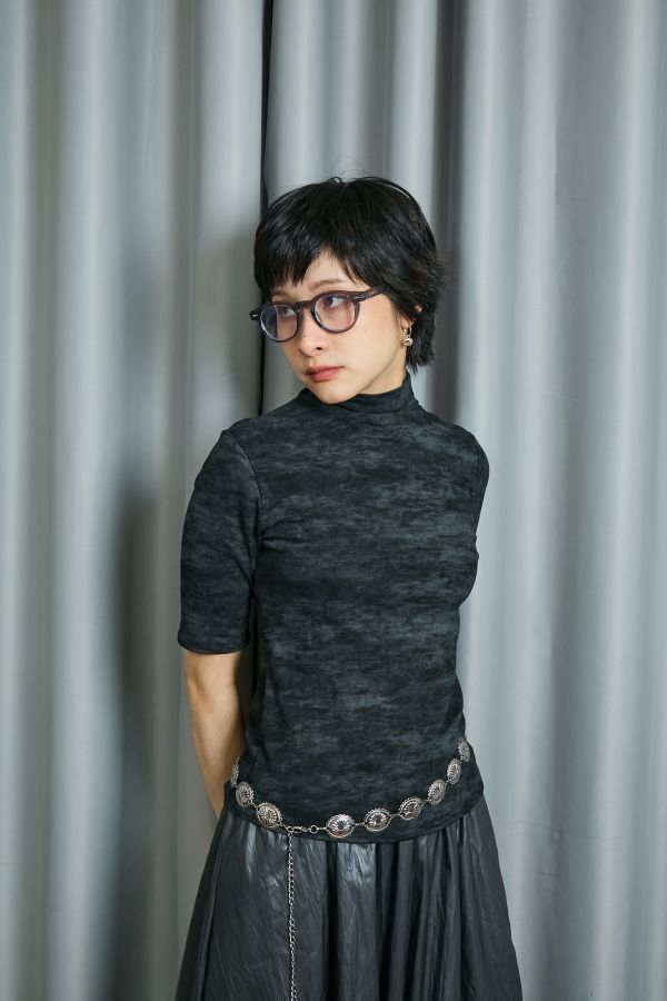 黑灰色水墨感渲染五分短袖微高領上衣(黑色) 