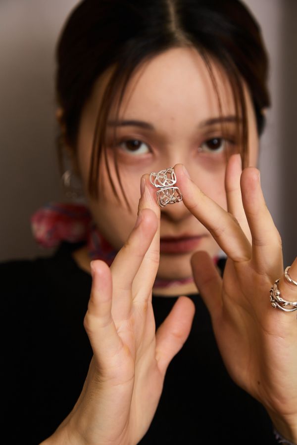 細線編織藤蔓銀色亮面簍空寬版戒指 