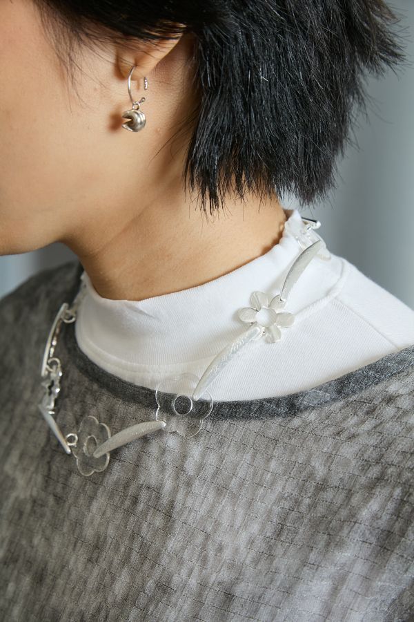 銀色髮絲紋路霧面金屬拼接透明花花項鍊 