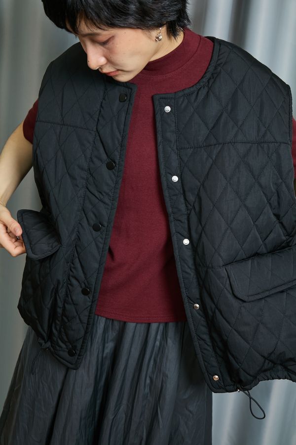 鋪棉菱格壓紋短版寬袖釦下抽繩調節保暖背心(黑色) 