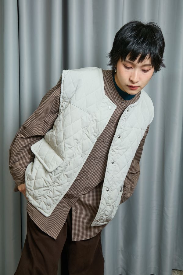 鋪棉菱格壓紋短版寬袖釦下抽繩調節保暖背心(卡其) 