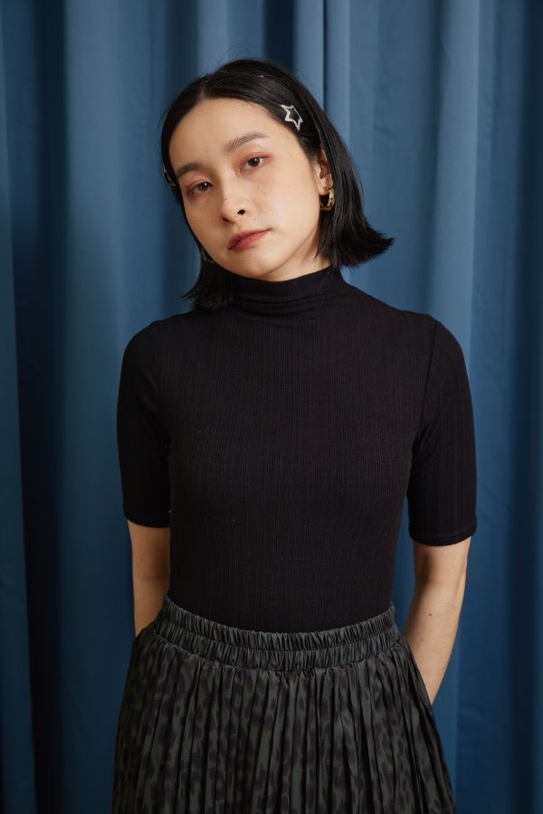 坑條直紋梯形領小高領短袖上衣(三色) 