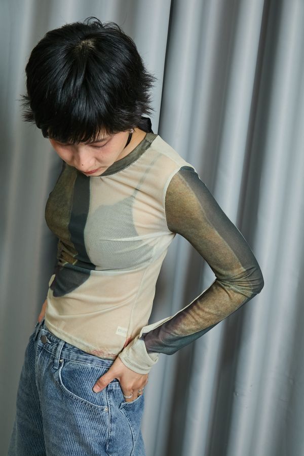 大地色系幾何切割塊狀渲染圓圈車縫圓領網紗上衣 