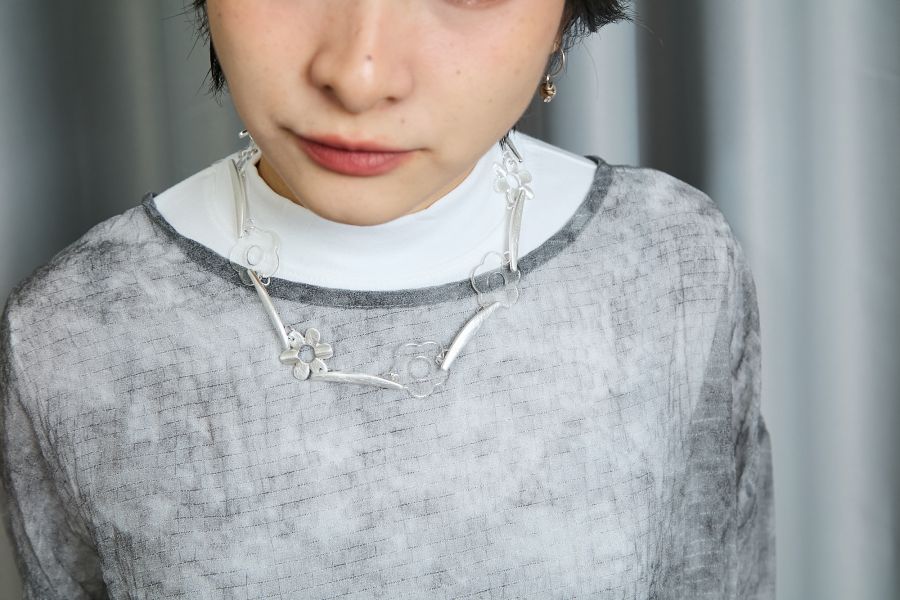 銀色髮絲紋路霧面金屬拼接透明花花項鍊 