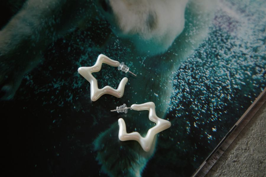 珍珠白光澤海星穿式耳環 