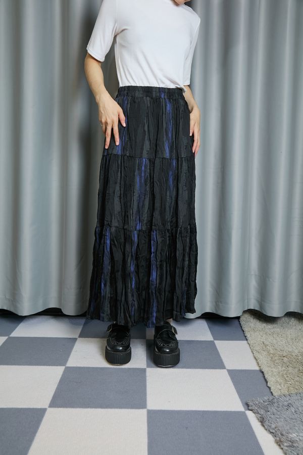 流水線條感變換色彩暈染揉皺感鬆緊9分長裙(黑色) 