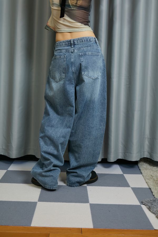 水洗細條紋寬鬆好版型淺色牛仔落地長褲 