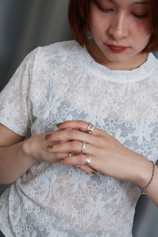 滿版小花花刺繡微透膚小圓領彈力短T(白色) 