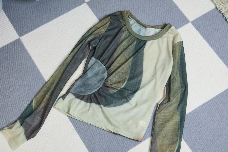 大地色系幾何切割塊狀渲染圓圈車縫圓領網紗上衣 