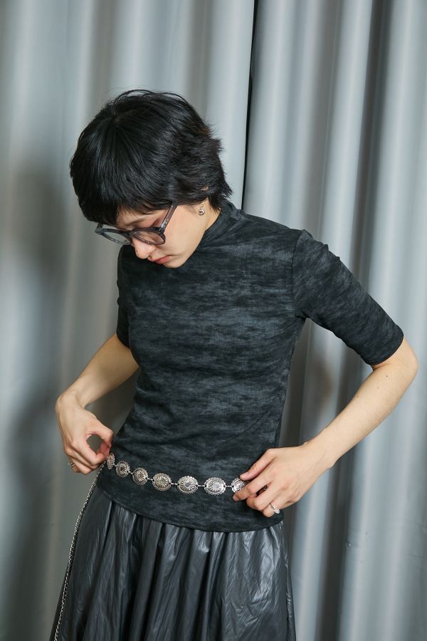 黑灰色水墨感渲染五分短袖微高領上衣(黑色) 