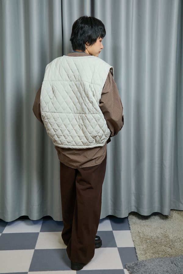 鋪棉菱格壓紋短版寬袖釦下抽繩調節保暖背心(卡其) 