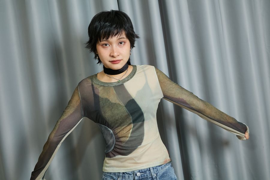 大地色系幾何切割塊狀渲染圓圈車縫圓領網紗上衣 